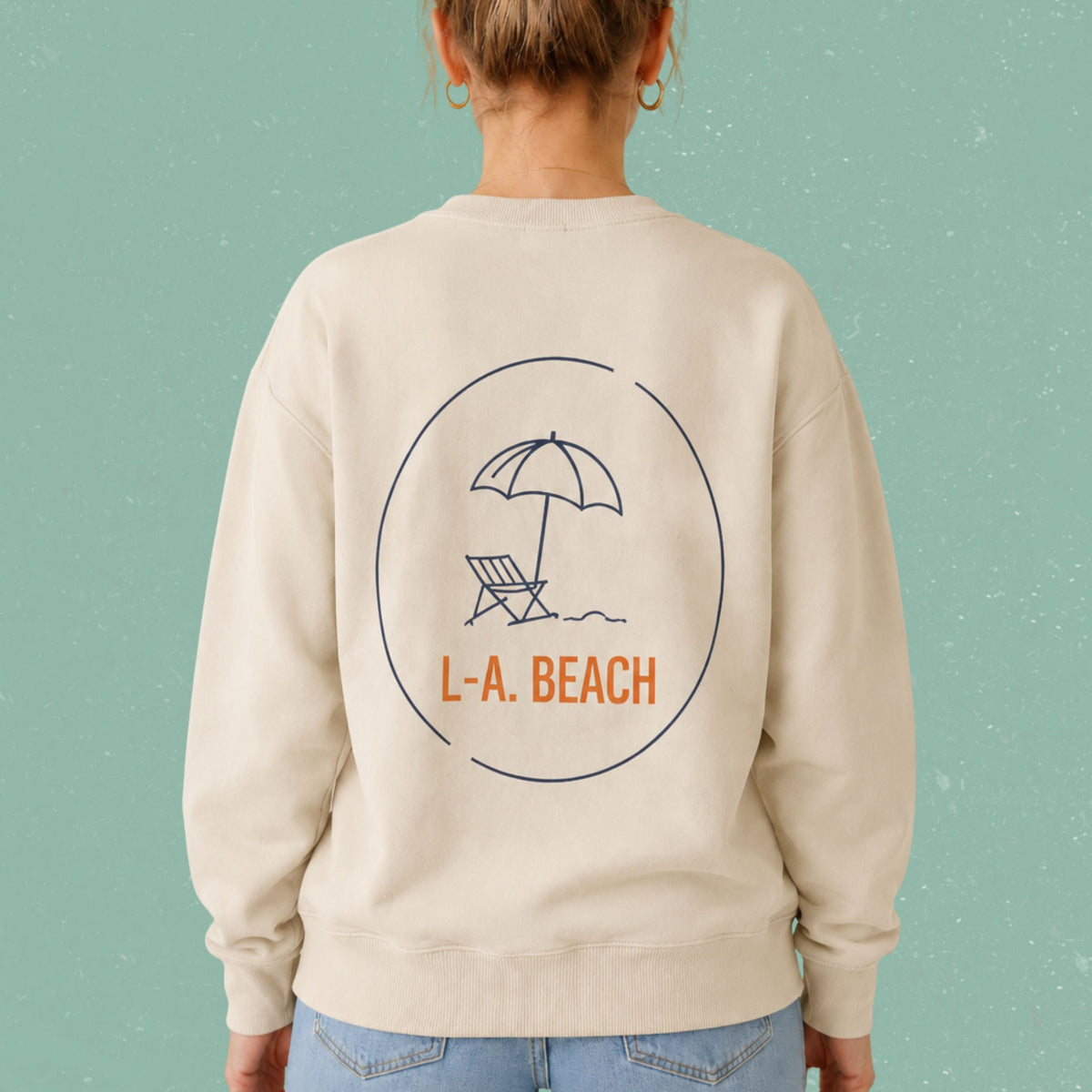 Dos d'un chandail crewneck sable avec illustration parasol et chaise longue L.-A. Beach, boutique Sans Filtre