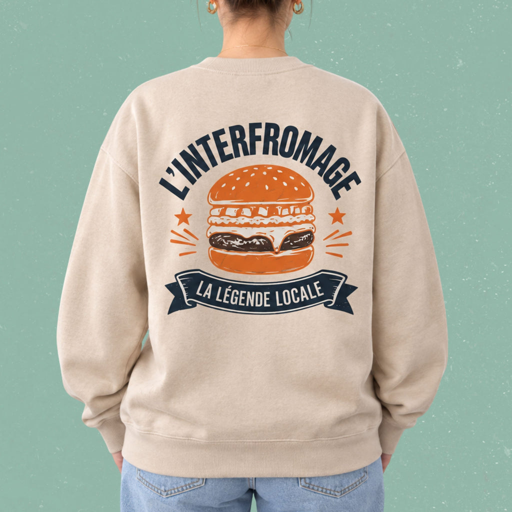 Dos d'un chandail crewneck sable avec burger illustre et le message L'Interfromage la legende locale, boutique Sans Filtre