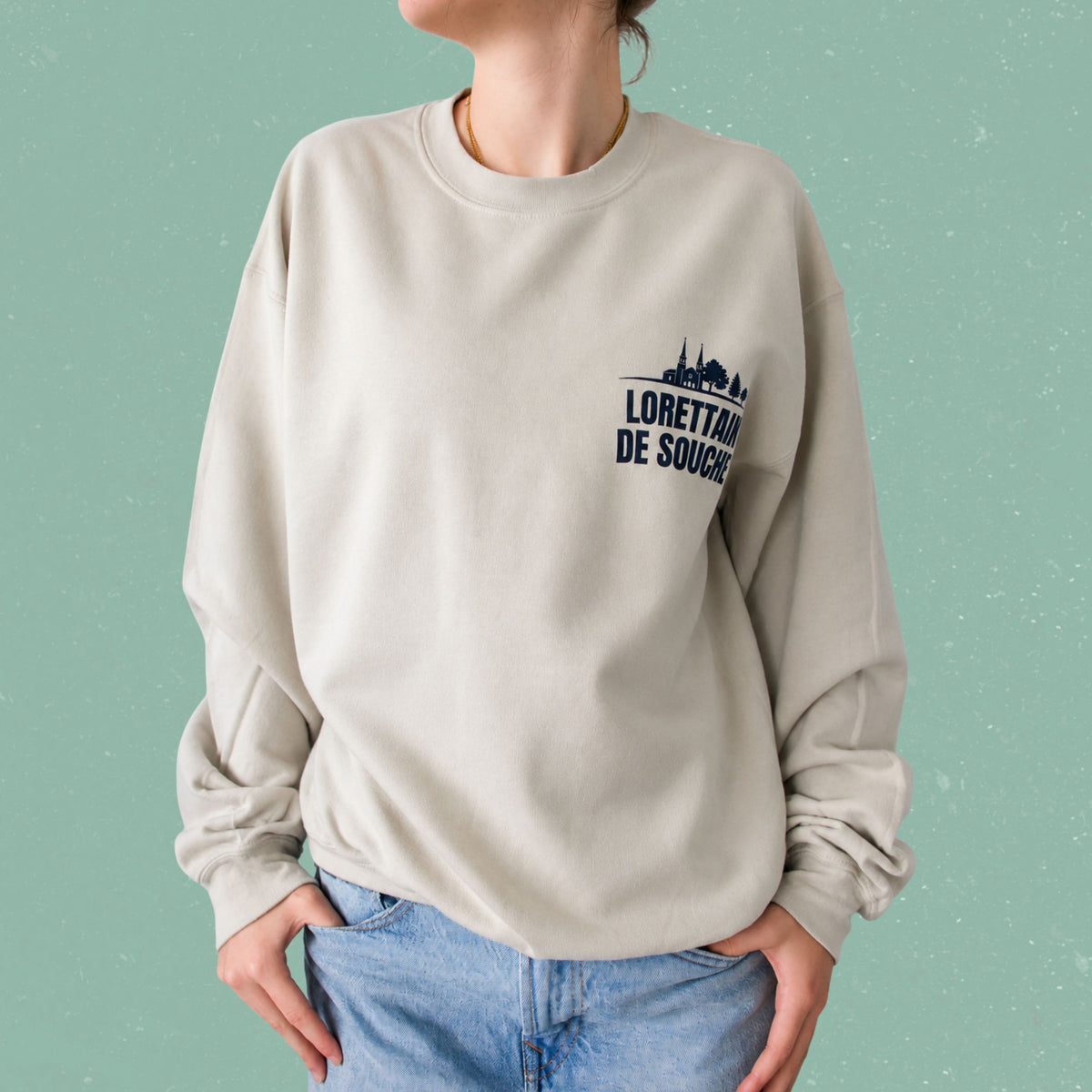 Chandail crewneck sable avec eglise de Loretteville illustree et le message Lorettain de souche, boutique Sans Filtre