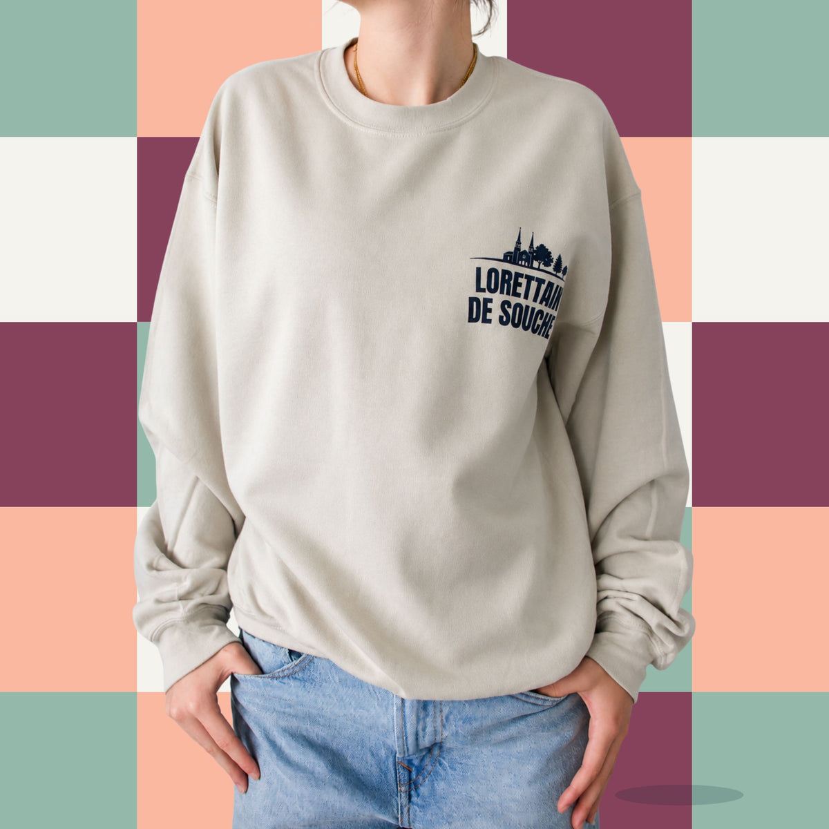 Chandail crewneck sable avec eglise de Loretteville illustree et le message Lorettain de souche, boutique Sans Filtre
