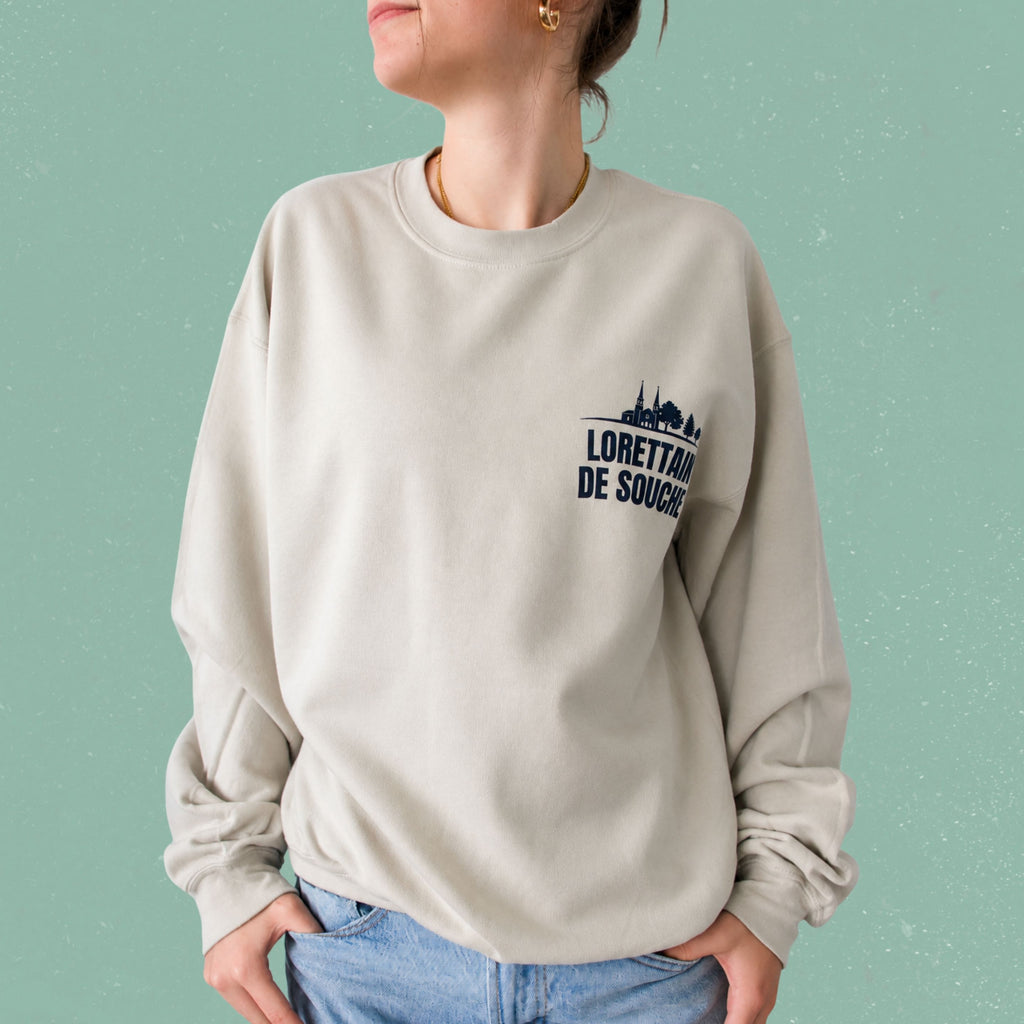 Chandail crewneck sable avec eglise de Loretteville illustree et le message Lorettain de souche, boutique Sans Filtre