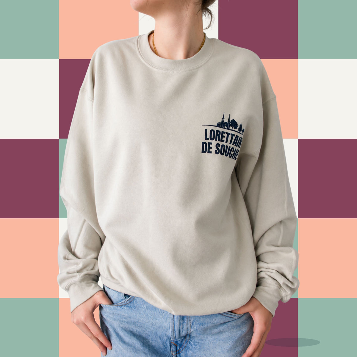 Chandail crewneck sable avec eglise de Loretteville illustree et le message Lorettain de souche, boutique Sans Filtre