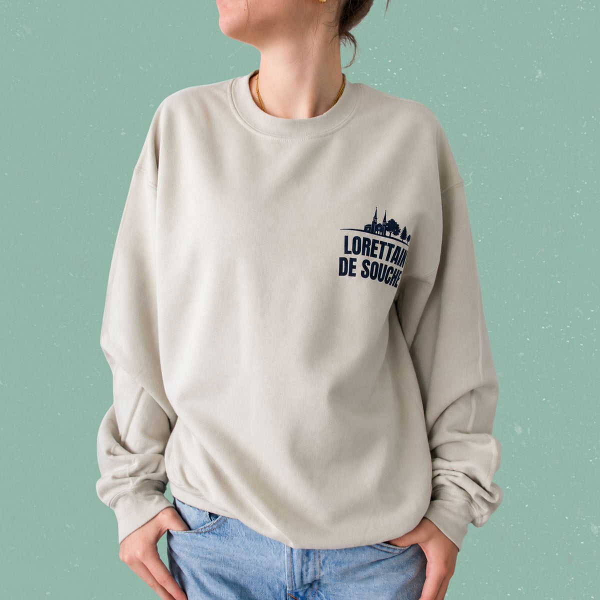 Chandail crewneck sable avec eglise illustree et le message Lorettain de souche brode a la poitrine, boutique Sans Filtre