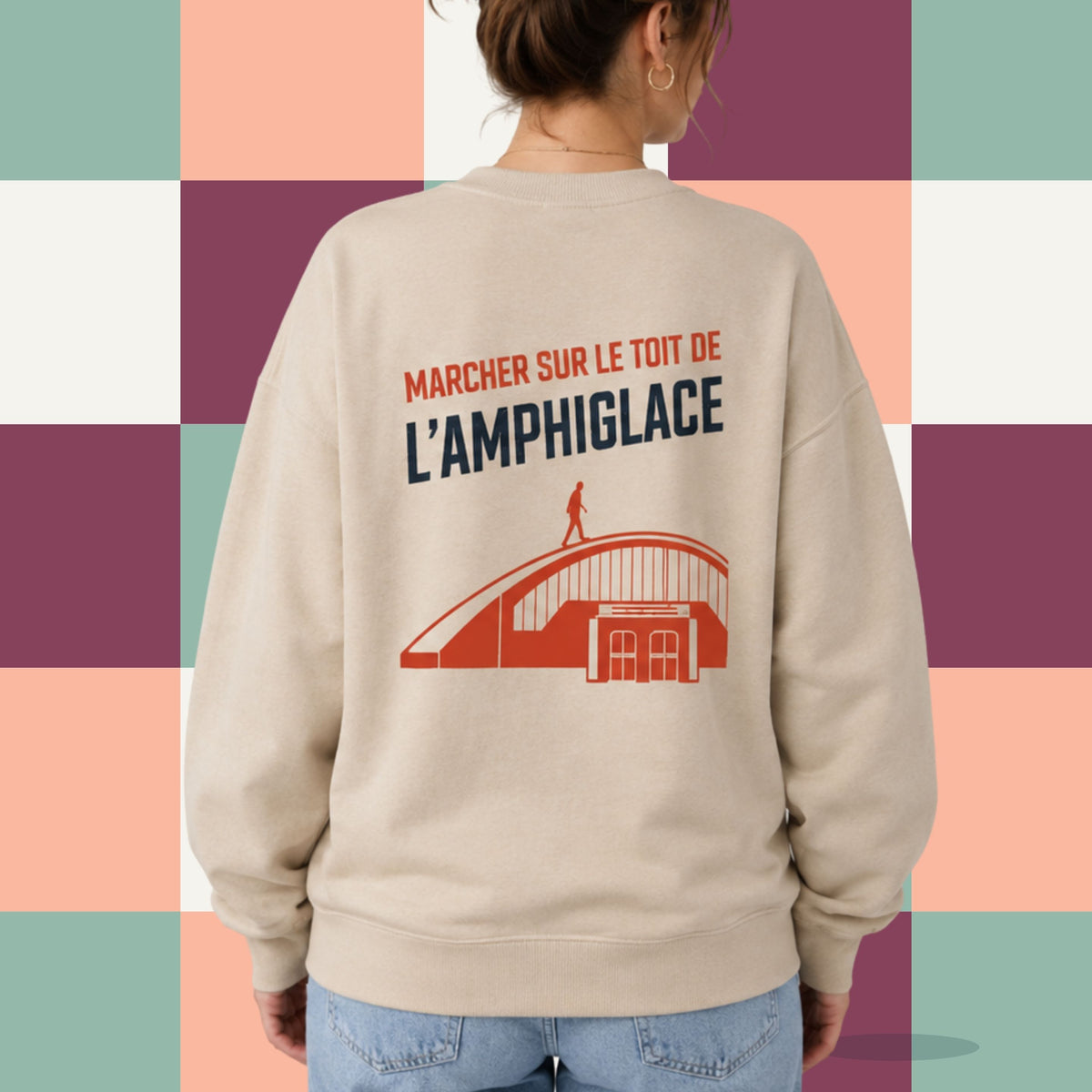 Dos d'un chandail crewneck sable avec l'Amphiglace illustre et le message Marcher sur le toit de l'Amphiglace, boutique Sans Filtre