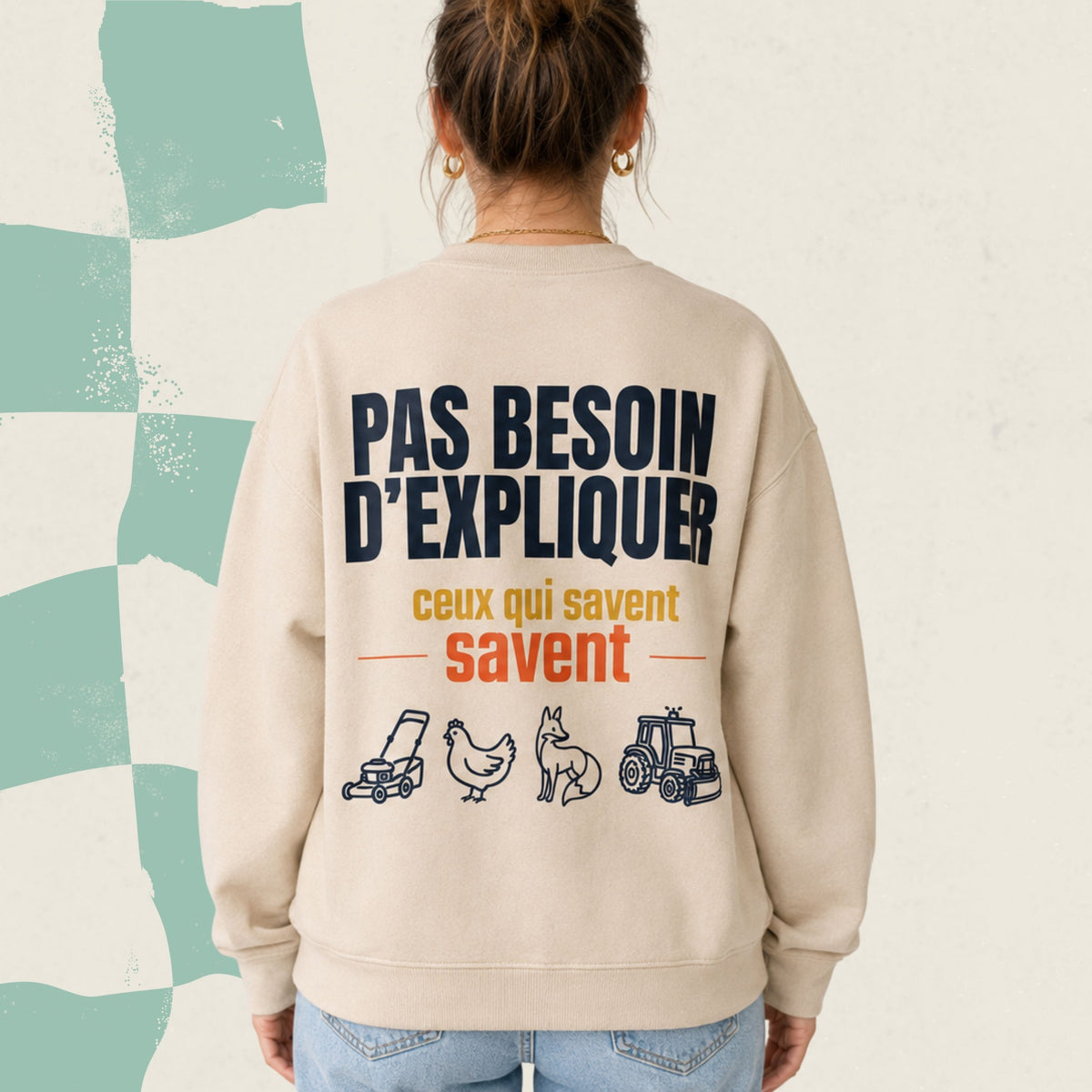 Dos d'un chandail crewneck sable avec tondeuse poule chien et tracteur illustres et le message Pas besoin d'expliquer, ceux qui savent savent, boutique Sans Filtre