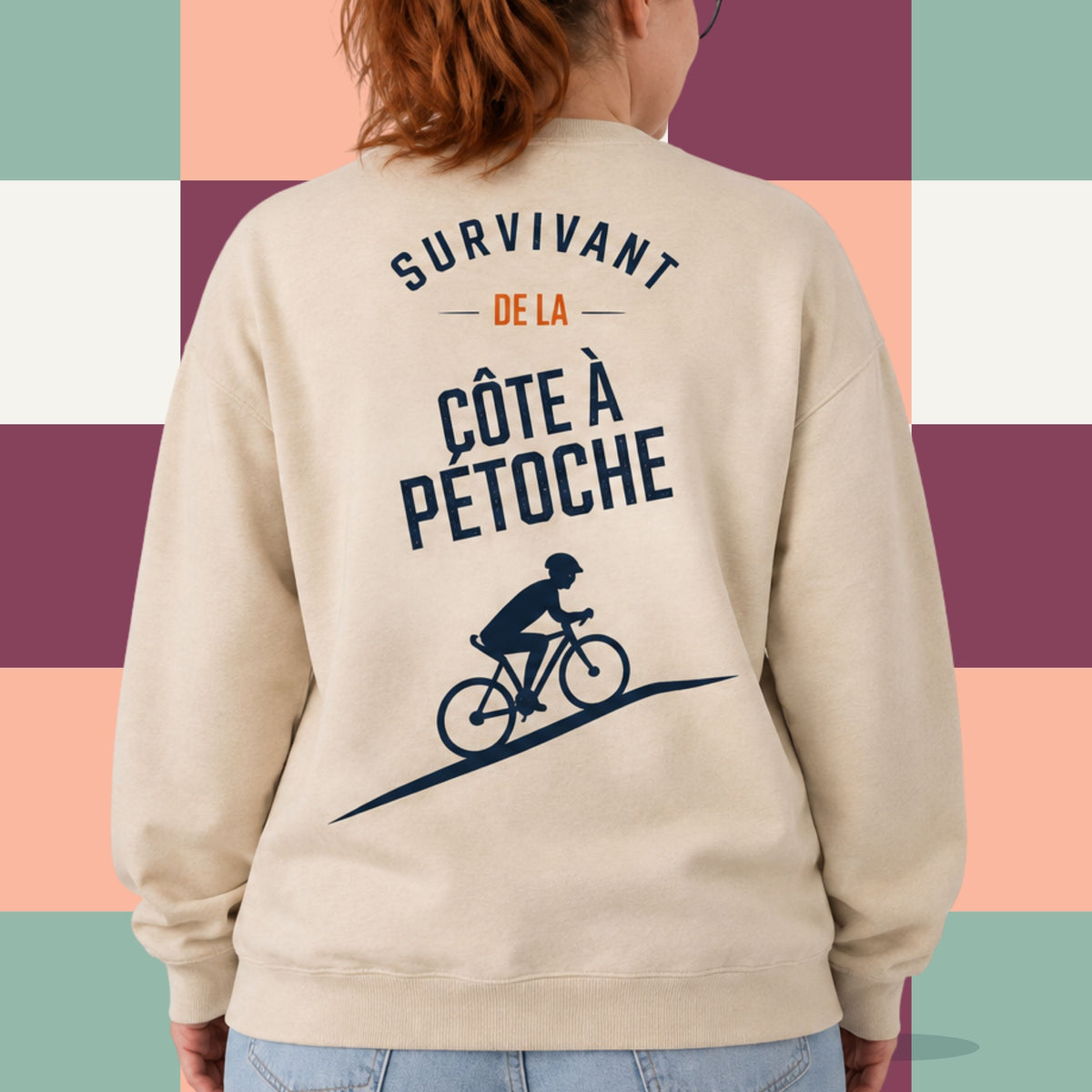 Dos d'un chandail crewneck sable avec cycliste illustre et le message Survivant de la cote a Petoche, boutique Sans Filtre