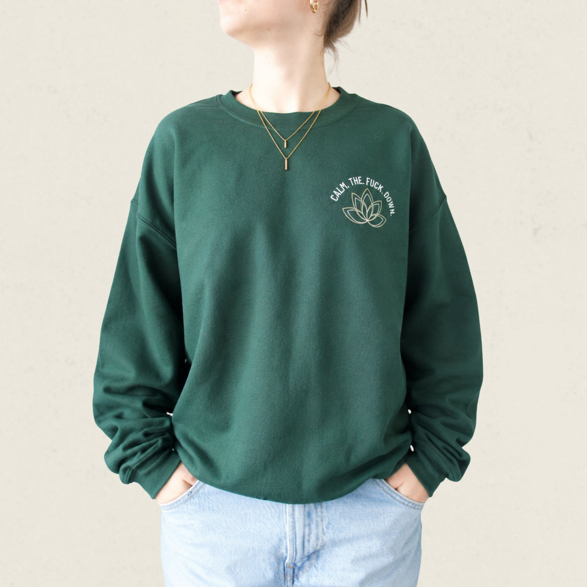 Chandail crewneck vert foret avec fleur de lotus illustree et le message Calm the fuck down, boutique Sans Filtre