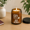 Chandelle Sans Filtre en pot de verre ambré allumée, inscription « Je bois du café pour faire comme si je dormais huit heures »