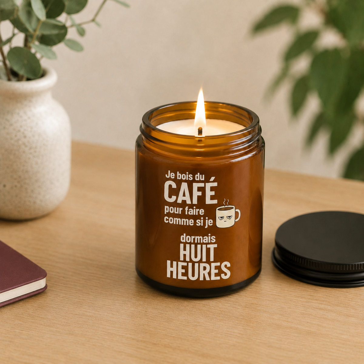 Chandelle Sans Filtre en pot de verre ambré allumée, inscription « Je bois du café pour faire comme si je dormais huit heures »