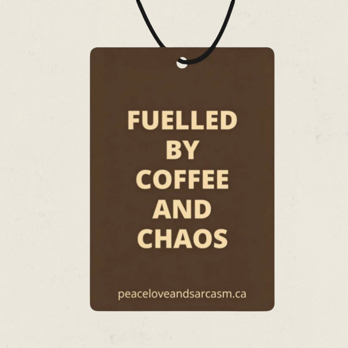 Desodorisant a suspendre pour voiture avec le message Fuelled by Coffee and Chaos, boutique Sans Filtre