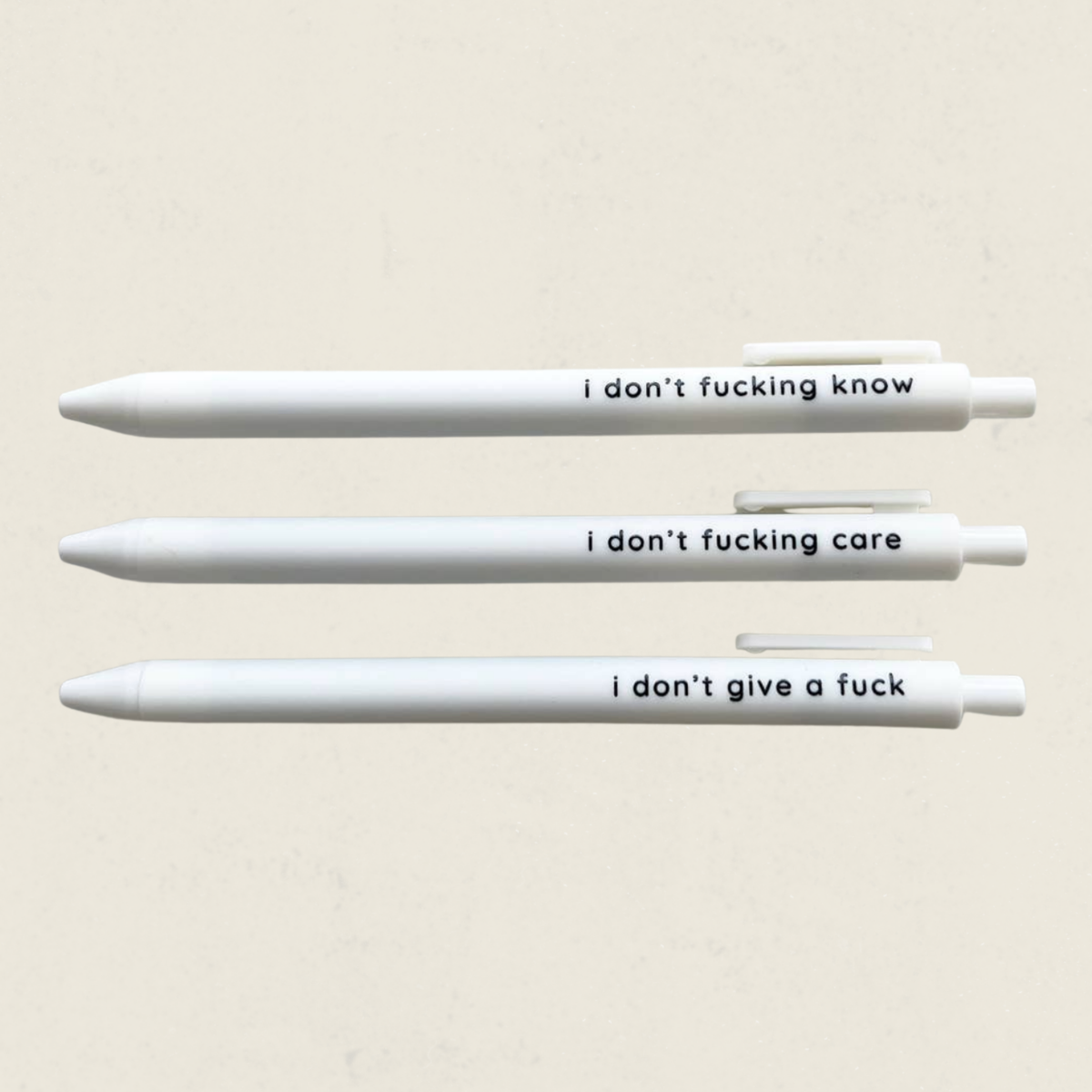 Ensemble de trois stylos gel blancs avec messages humoristiques i don't fucking know et i don't give a fuck, boutique Sans Filtre