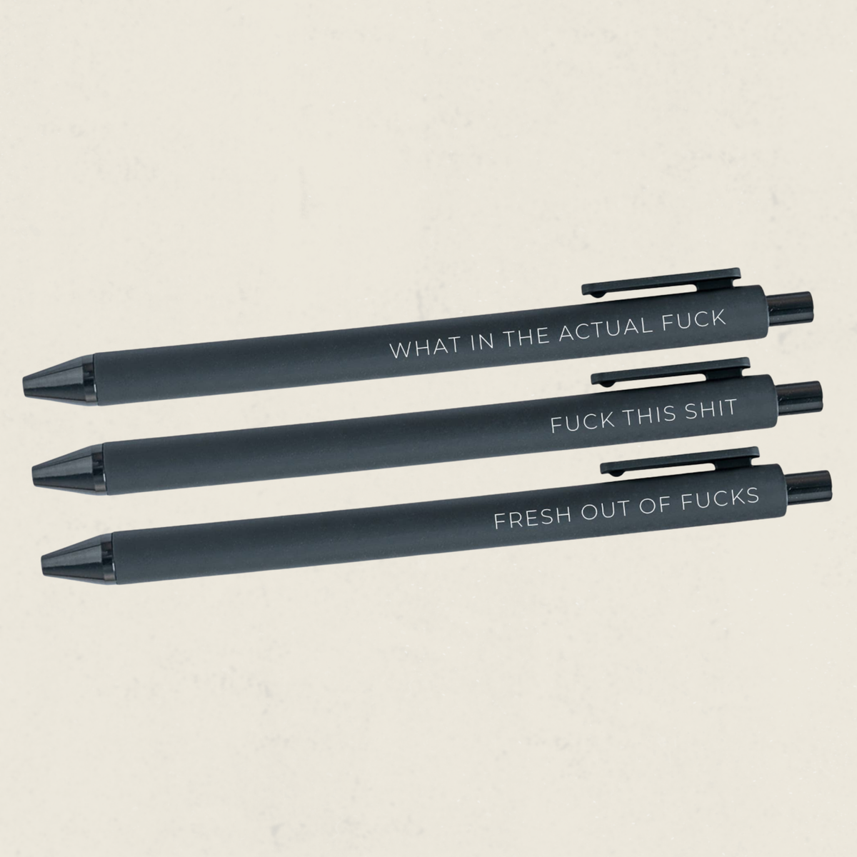 Ensemble de trois stylos gris anthracite avec messages humoristiques what in the actual fuck et fresh out of fucks, boutique Sans Filtre