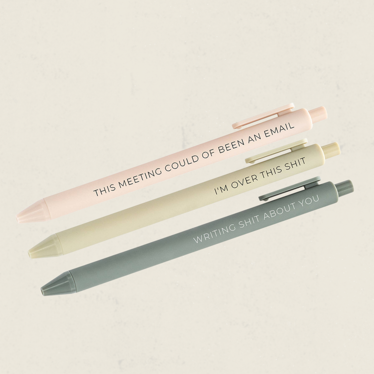 Ensemble de trois stylos pastel rose beige et sauge avec messages humoristiques this meeting could of been an email, boutique Sans Filtre