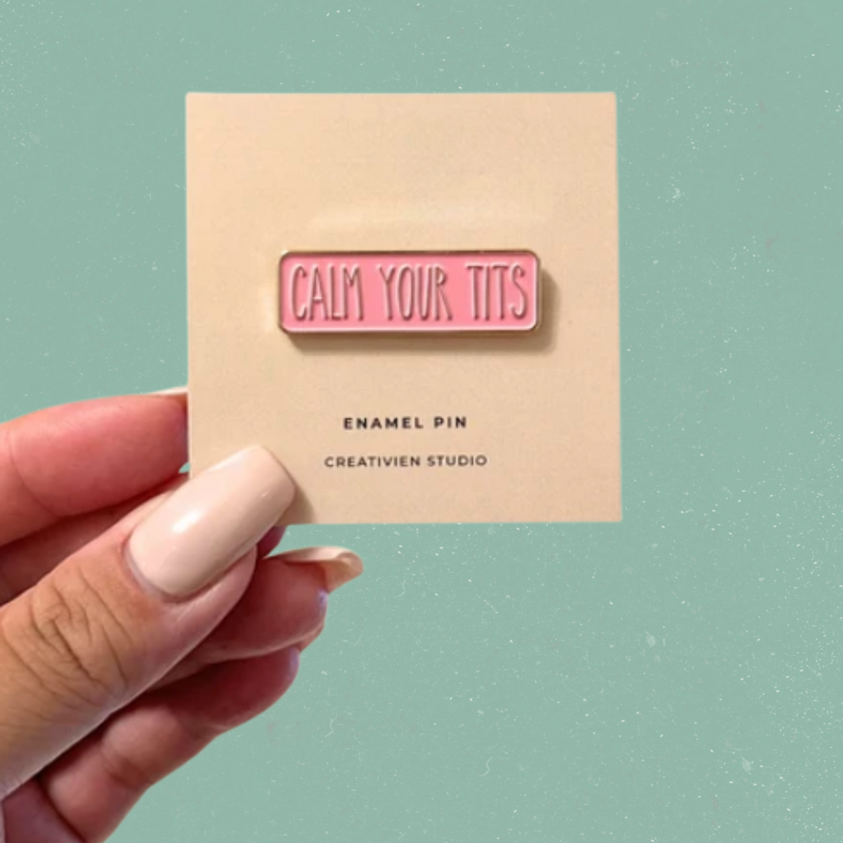 Epinglette en email rose Calm Your Tits sur sa carte, Creativien Studio, boutique Sans Filtre