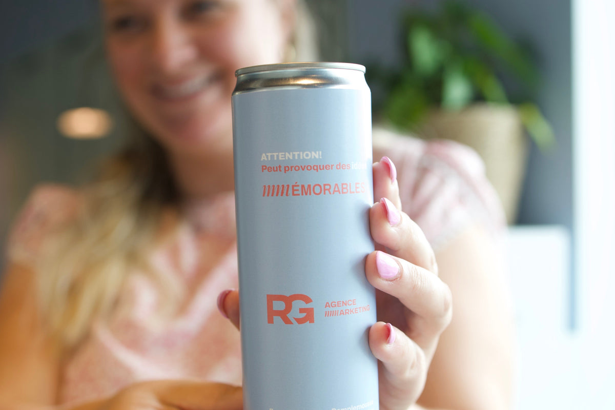 Gobelet isotherme personnalisé avec le logo et le message d’une entreprise.