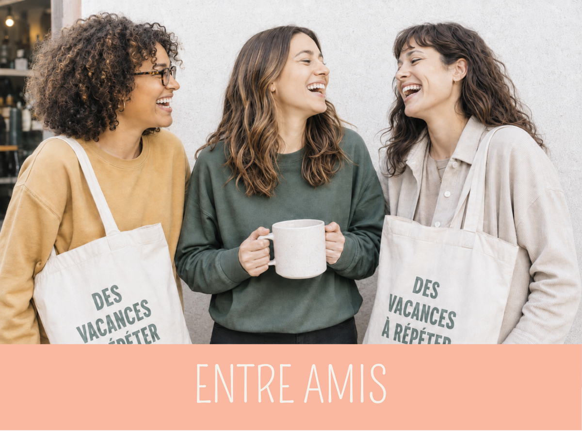 Trois amies rient ensemble avec une tasse et des sacs portant l’inscription “Des vacances à répéter