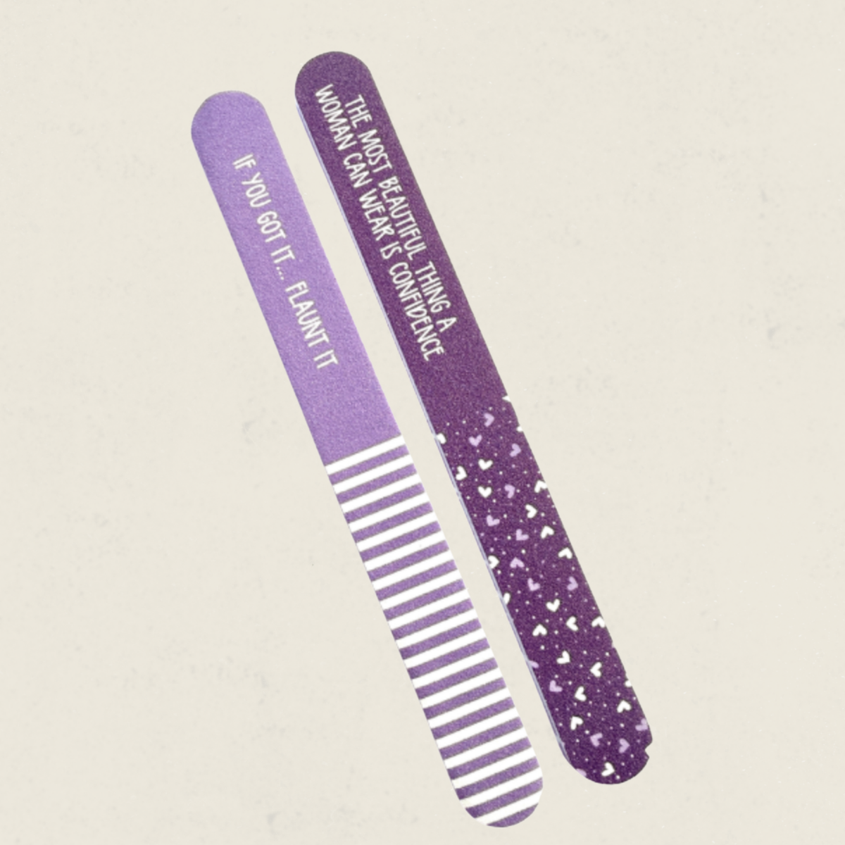 Deux limes a ongles violettes avec messages If you got it flaunt it et The most beautiful thing a woman can wear is confidence, boutique Sans Filtre