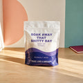 Sachet de sel d'epsom mure et vanille Soak away that shitty day de Peace, Love & Sarcasm, boutique Sans Filtre