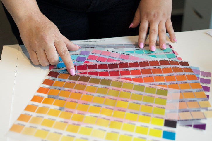 Sélection de couleurs à partir d’un nuancier pour la création d’un produit personnalisé.