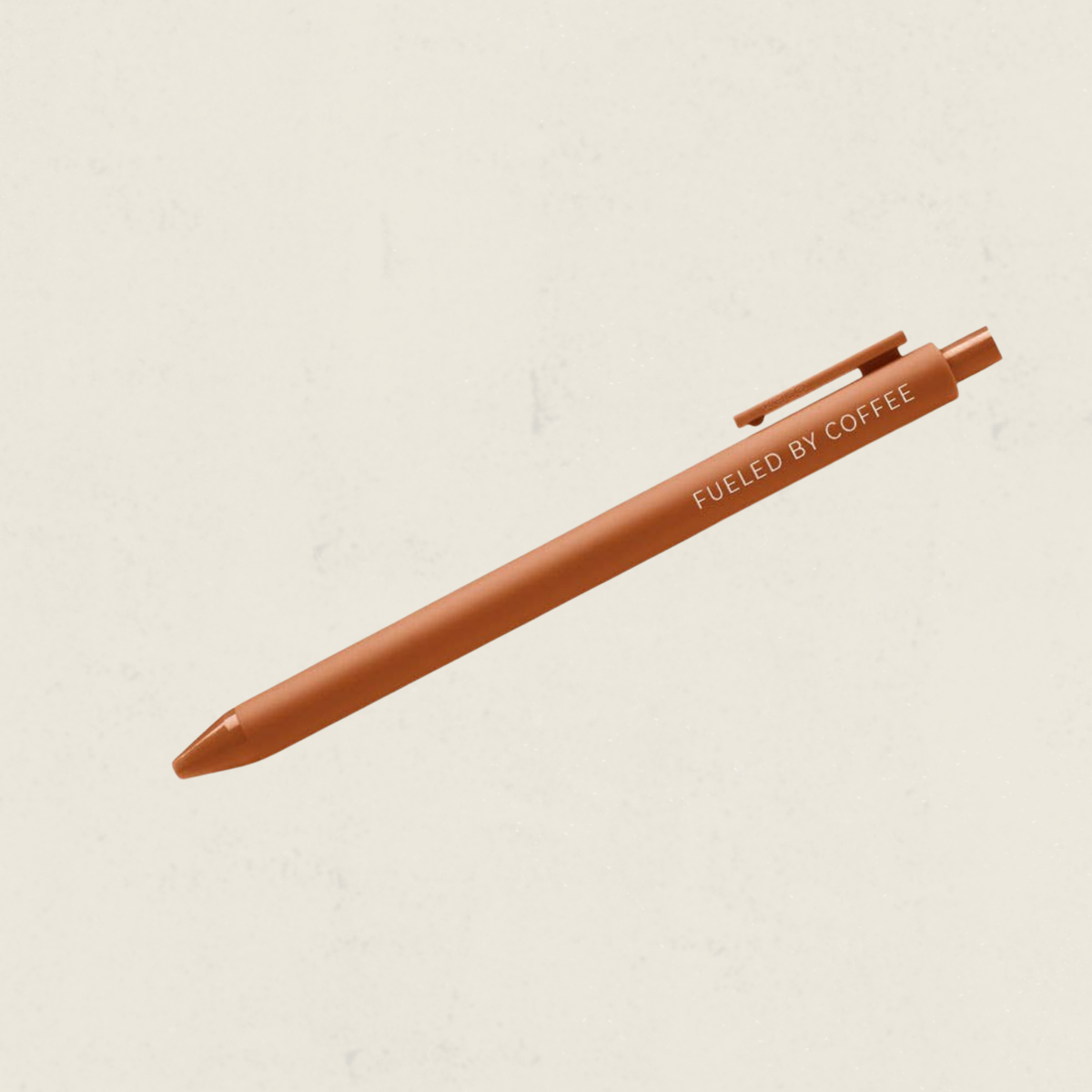 Stylo caramel avec le message Fueled by Coffee, boutique Sans Filtre