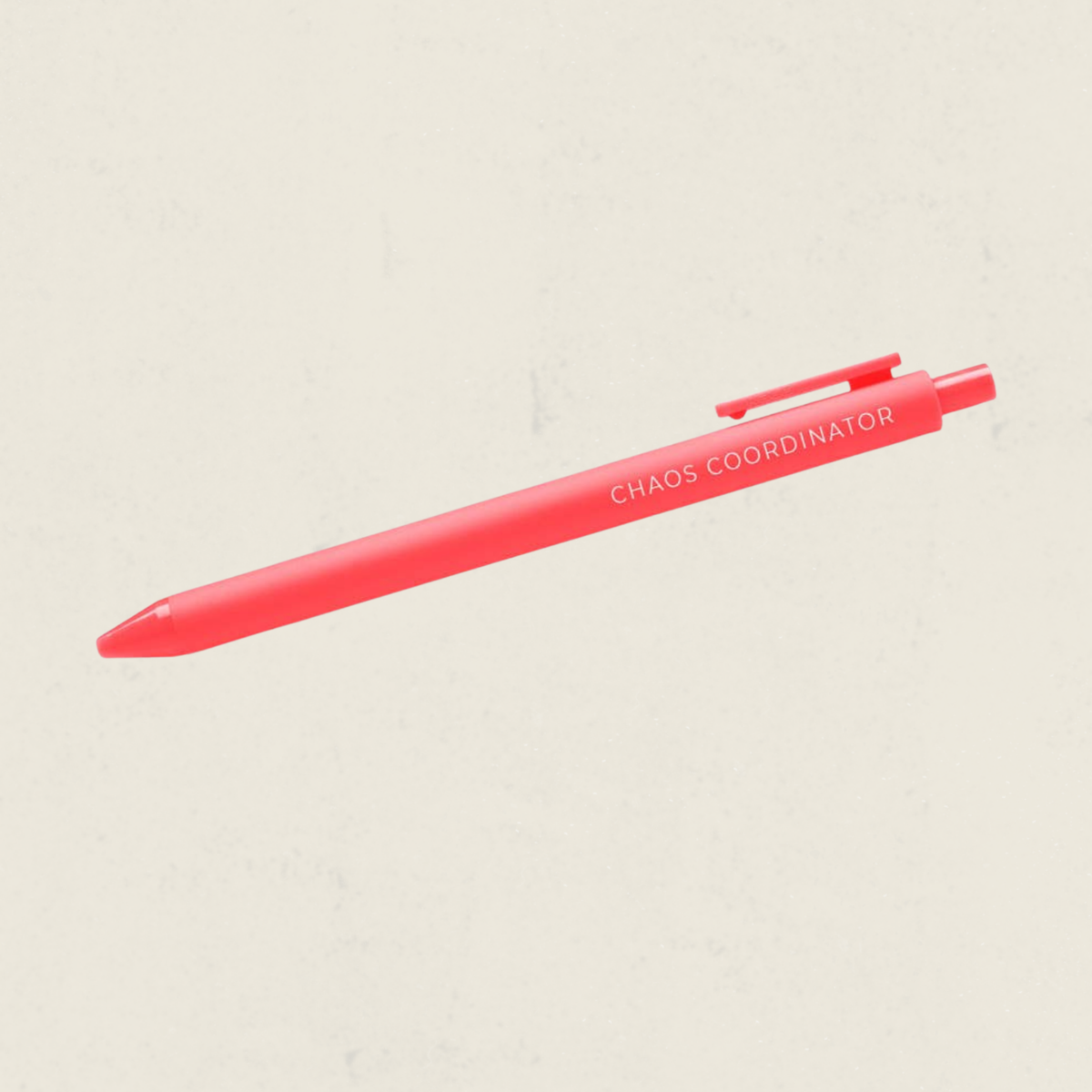 Stylo rouge corail avec le message Chaos Coordinator, boutique Sans Filtre