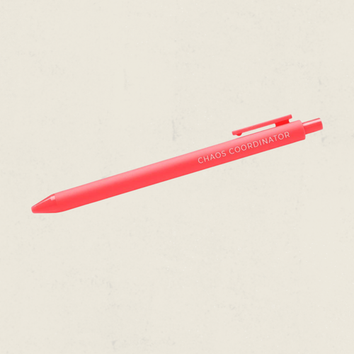 Stylo rouge corail avec le message Chaos Coordinator, boutique Sans Filtre