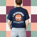 Dos d'un t-shirt bleu marine avec burger illustre et le message L'Interfromage la legende locale, boutique Sans Filtre