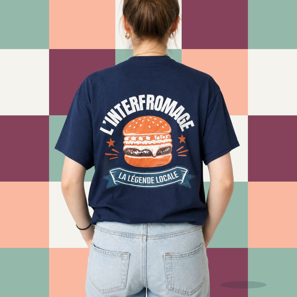 Dos d'un t-shirt bleu marine avec burger illustre et le message L'Interfromage la legende locale, boutique Sans Filtre