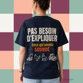 Dos d'un t-shirt bleu marine avec tondeuse poule chien et tracteur illustres et le message Pas besoin d'expliquer, ceux qui savent savent, boutique Sans Filtre
