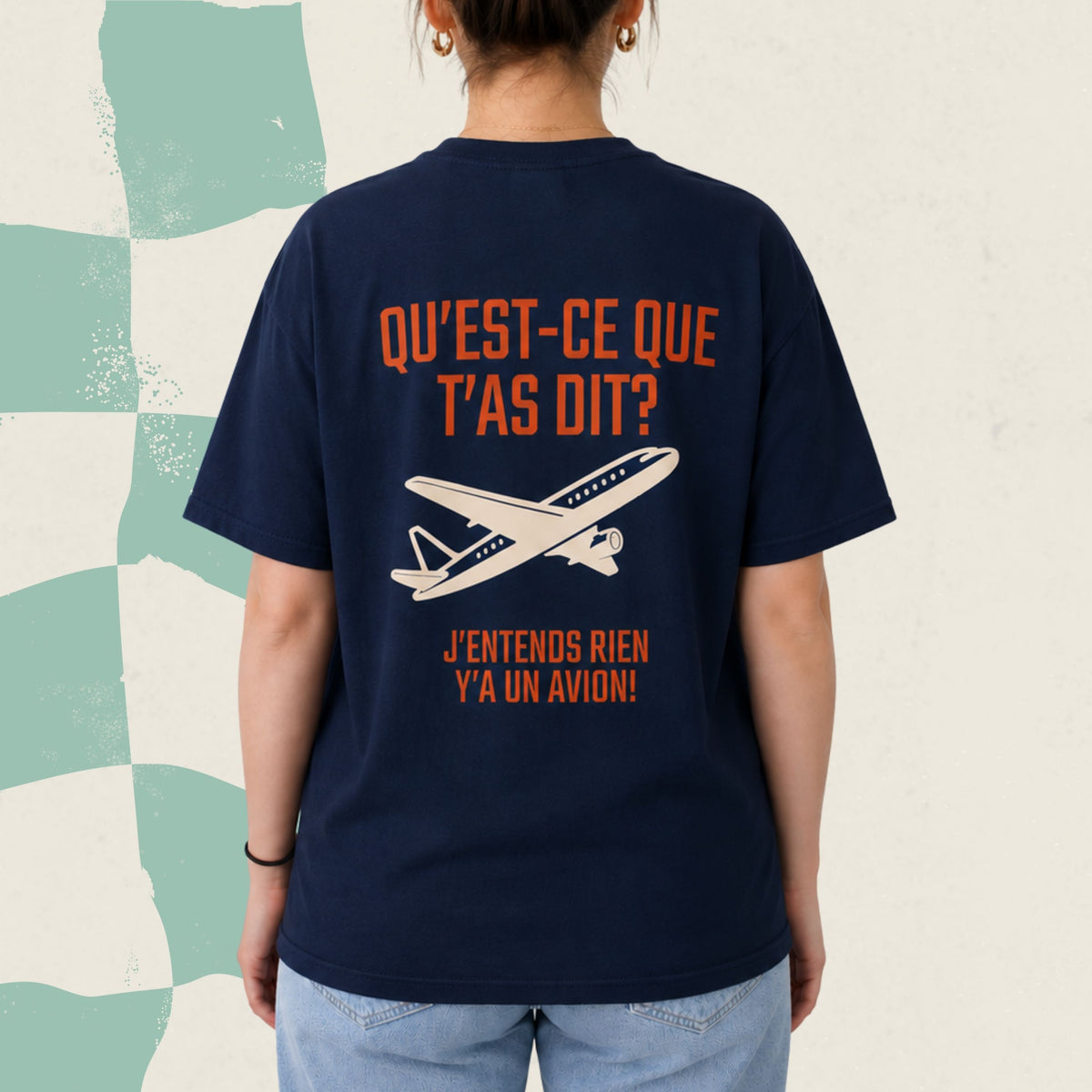 Dos d'un t-shirt bleu marine avec avion illustre et le message Qu'est-ce que t'as dit, j'entends rien y'a un avion, boutique Sans Filtre