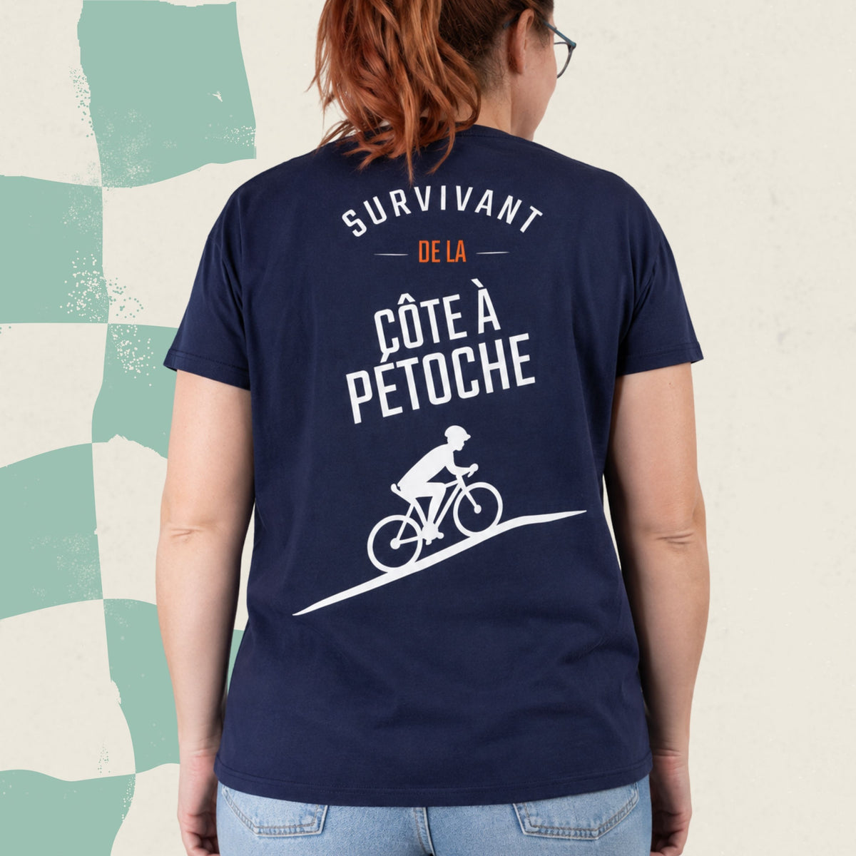 Dos d'un t-shirt bleu marine avec cycliste illustre et le message Survivant de la cote a Petoche, boutique Sans Filtre