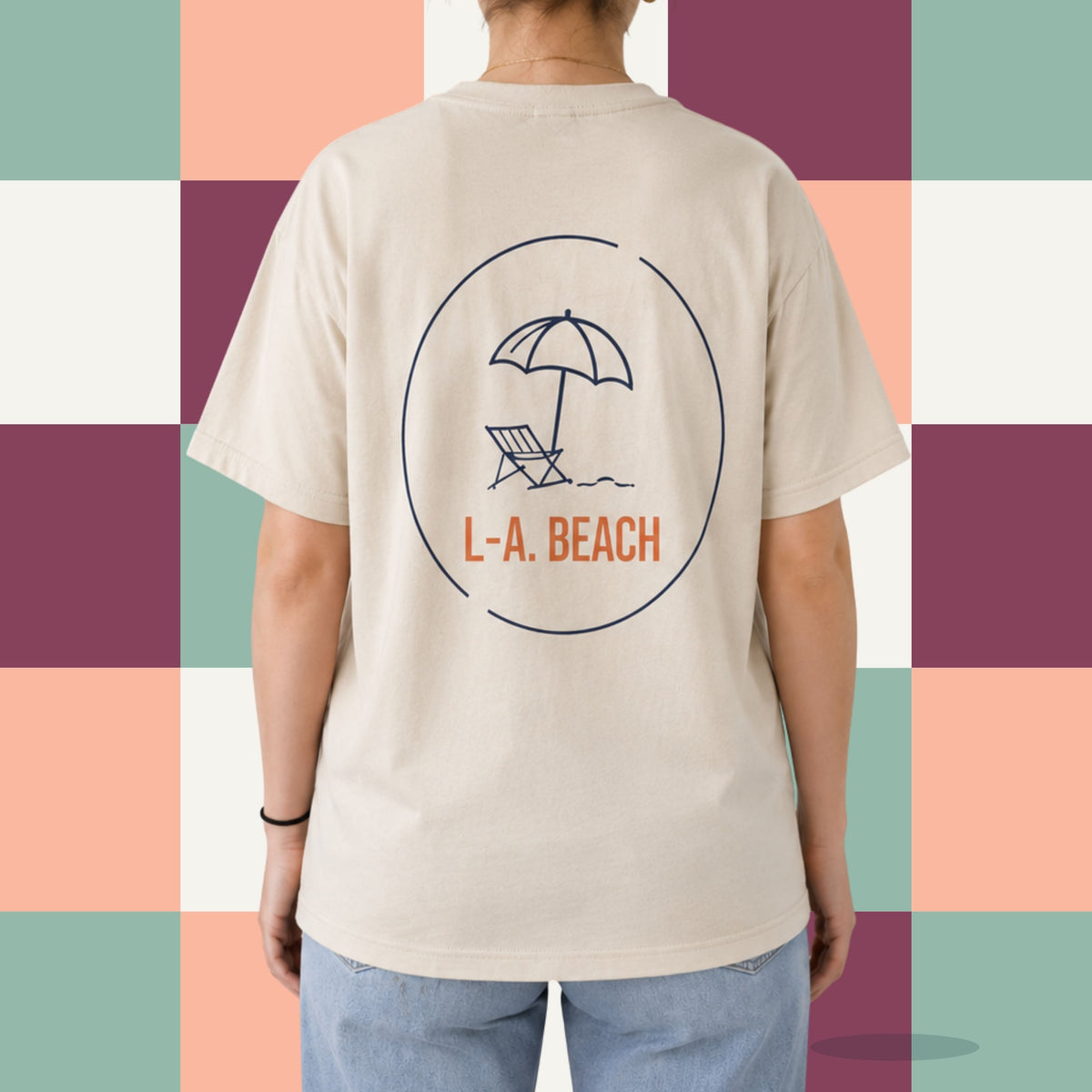 Dos d'un t-shirt sable avec parasol et chaise longue illustres et le logo L.-A. Beach, boutique Sans Filtre