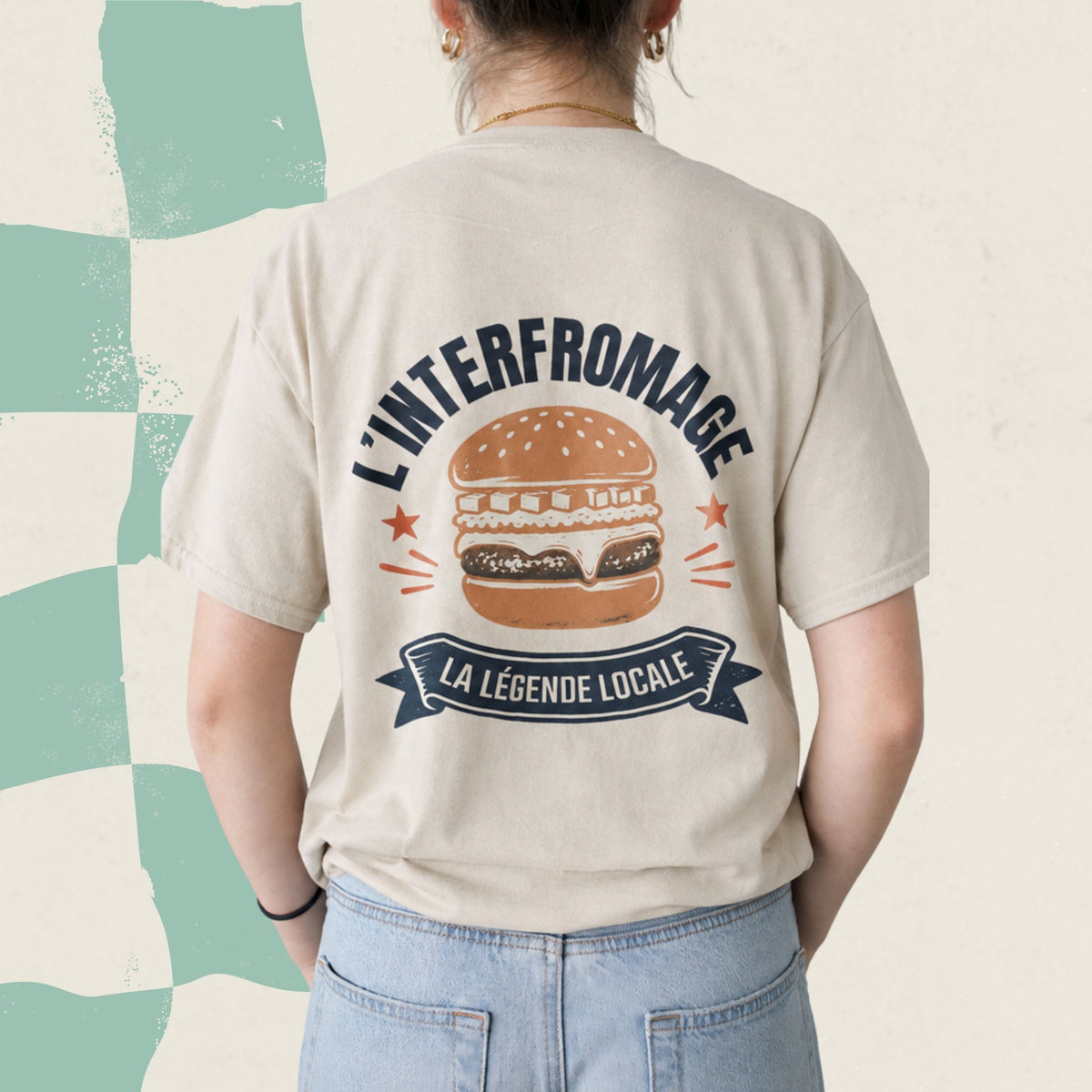 Dos d'un t-shirt sable avec burger illustre et le message L'Interfromage la legende locale, boutique Sans Filtre