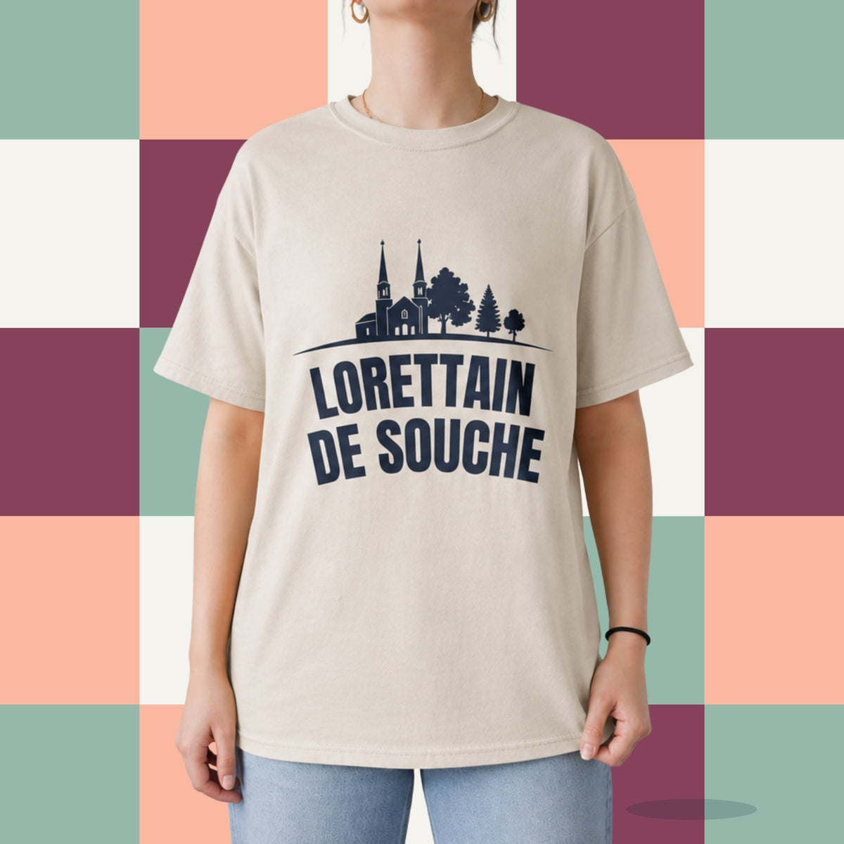 T-shirt sable avec eglise de Loretteville illustree et le message Lorettain de souche, boutique Sans Filtre