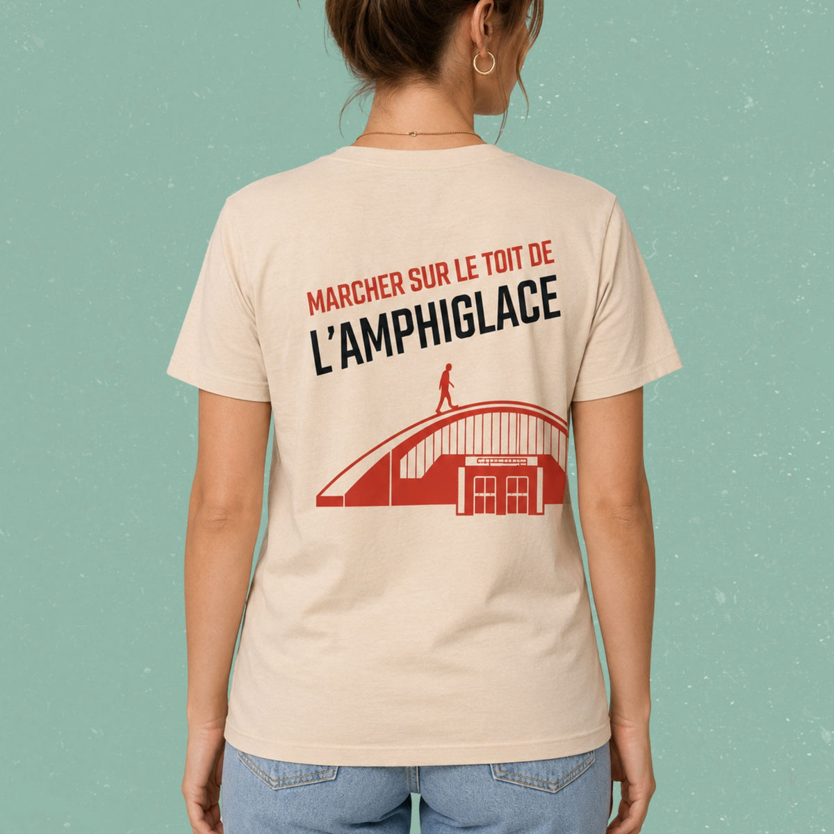 Dos d'un t-shirt sable avec l'Amphiglace illustre et le message Marcher sur le toit de l'Amphiglace, boutique Sans Filtre