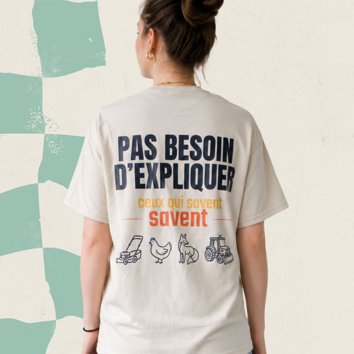 Dos d'un t-shirt sable avec tondeuse poule chien et tracteur illustres et le message Pas besoin d'expliquer, ceux qui savent savent, boutique Sans Filtre
