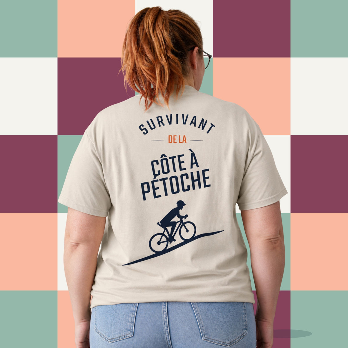 Dos d'un t-shirt sable avec cycliste illustre et le message Survivant de la cote a Petoche, boutique Sans Filtre
