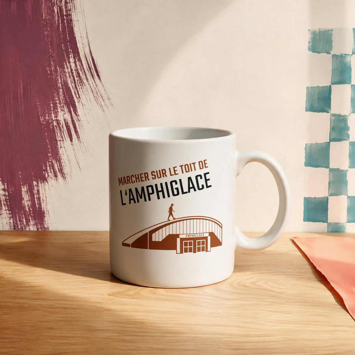 Tasse en ceramique blanche avec l'Amphiglace illustre et le message Marcher sur le toit de l'Amphiglace, boutique Sans Filtre