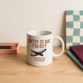 Tasse en ceramique blanche avec avion illustre et le message Qu'est-ce que t'as dit j'entends rien y'a un avion, boutique Sans Filtre