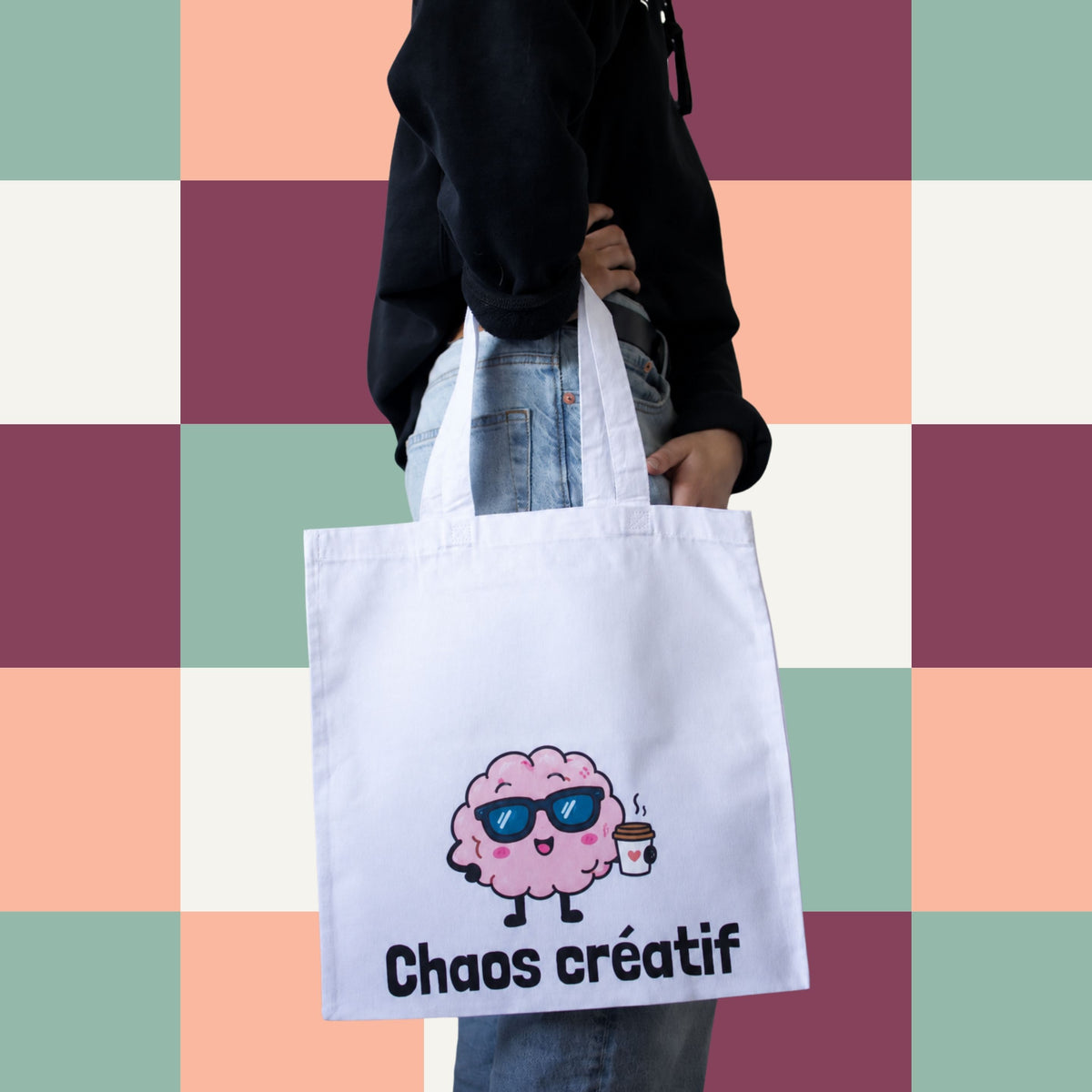 Sac fourre-tout blanc avec cerveau illustre en lunettes de soleil tenant un cafe et le message Chaos creatif, boutique Sans Filtre