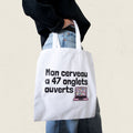 Sac fourre-tout blanc avec ordinateur portable illustre et le message Mon cerveau a 47 onglets ouverts, boutique Sans Filtre