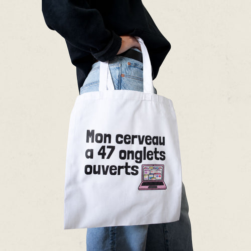 Sac fourre-tout blanc avec ordinateur portable illustre et le message Mon cerveau a 47 onglets ouverts, boutique Sans Filtre