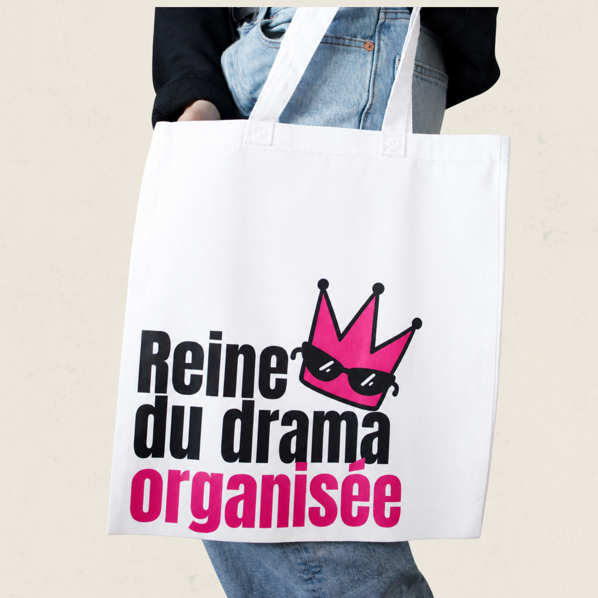 Sac fourre-tout blanc avec couronne rose et le message Reine du drama organisee, boutique Sans Filtre