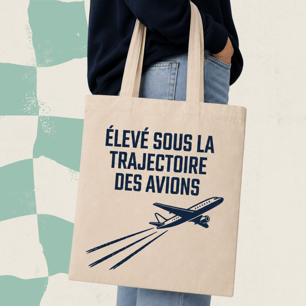 Sac fourre-tout ecru avec avion illustre et le message Eleve sous la trajectoire des avions, boutique Sans Filtre
