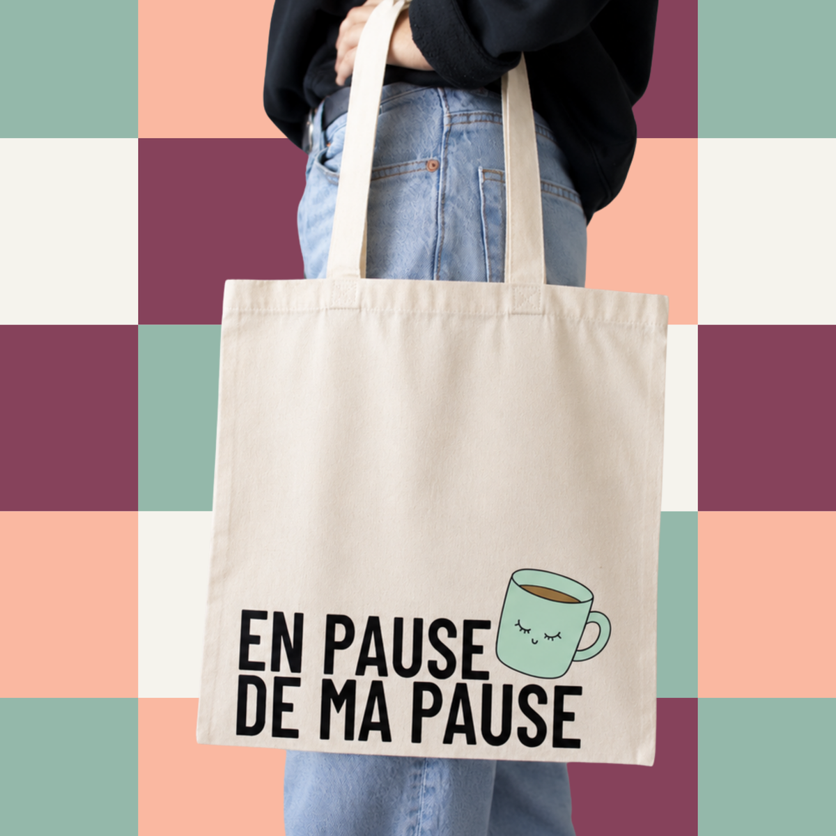 Sac fourre-tout ecru avec tasse illustree et le message En pause de ma pause, boutique Sans Filtre