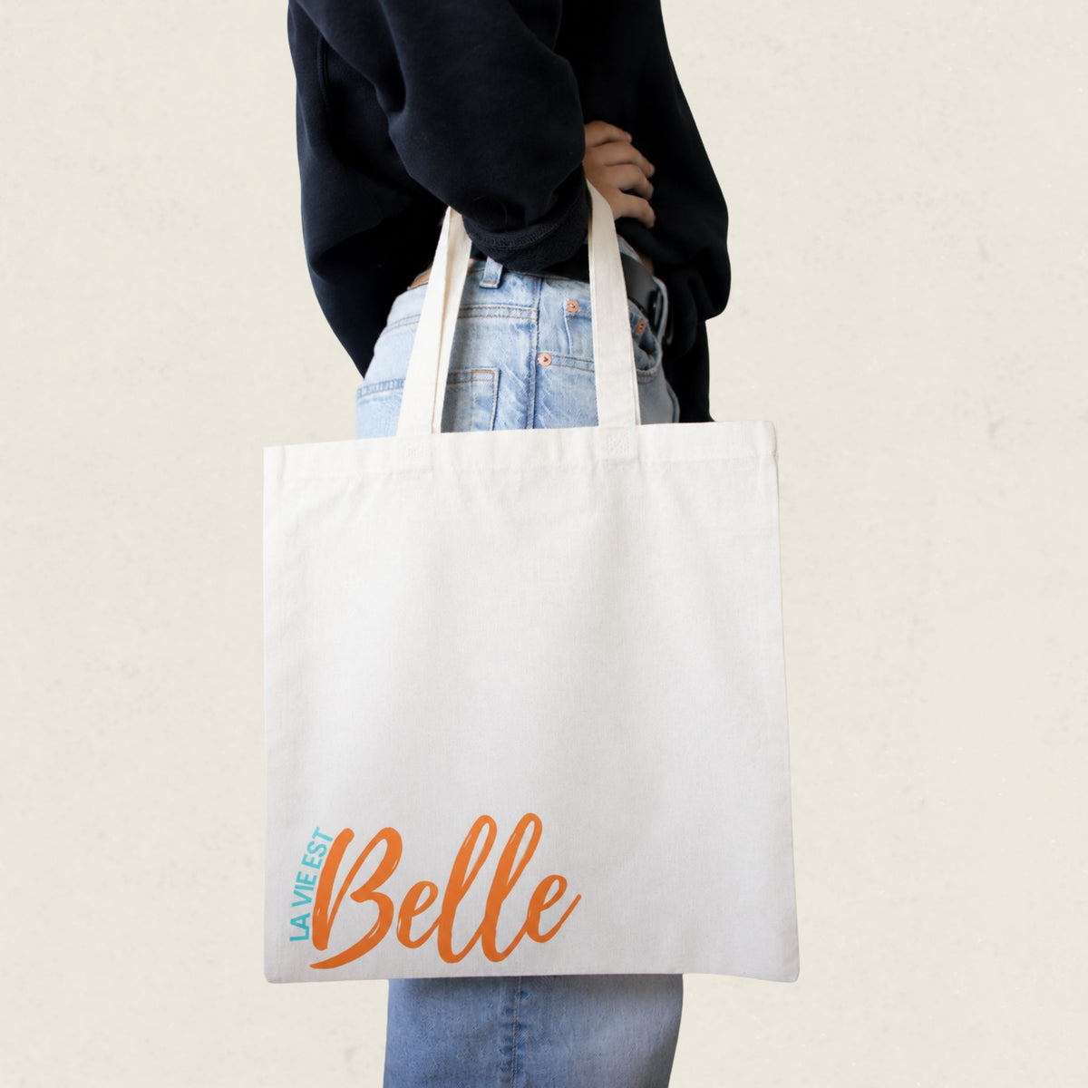 Sac fourre-tout ecru avec le message La vie est belle en lettrage turquoise et orange, boutique Sans Filtre