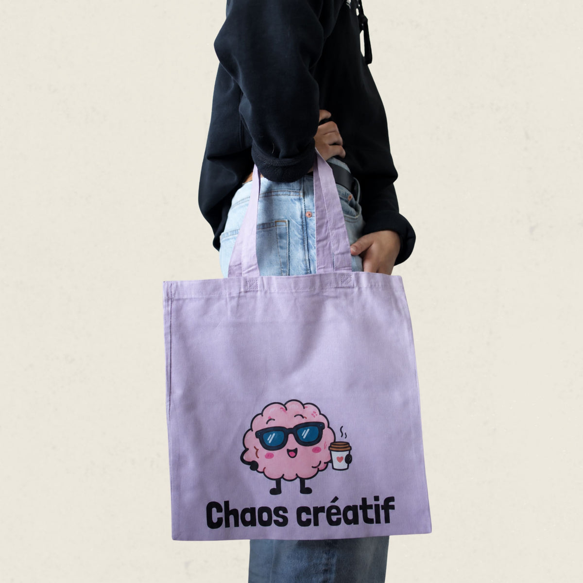 Sac fourre-tout lilas avec cerveau illustre en lunettes de soleil tenant un cafe et le message Chaos creatif, boutique Sans Filtre