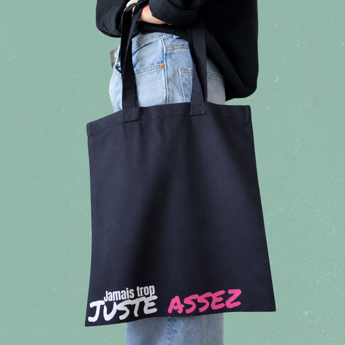 Sac fourre-tout bleu marine avec le message Jamais trop juste assez, boutique Sans Filtre