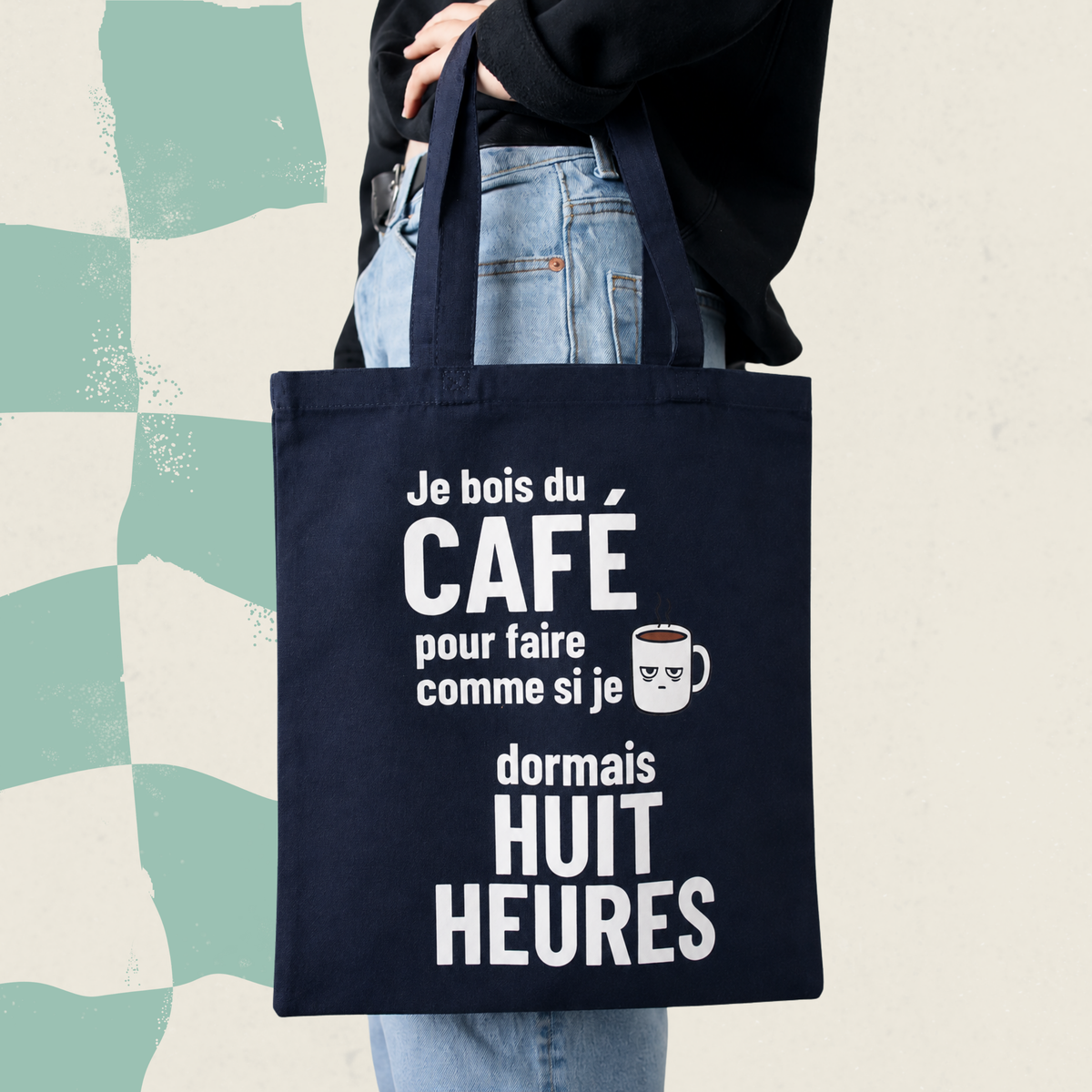 Sac fourre-tout bleu marine avec le message Je bois du cafe pour faire comme si je dormais huit heures, boutique Sans Filtre
