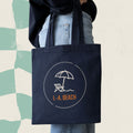 Sac fourre-tout bleu marine avec illustration parasol et chaise longue L.-A. Beach, boutique Sans Filtre